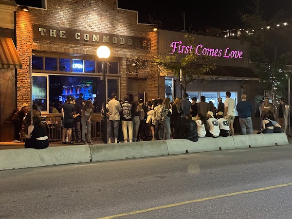 Commodore Grand Cafe & Lounge