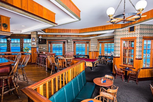 Tyee Pub & Lounge at Painter's Lodge